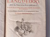 un vieux livre sur lequel figure l'image d'un homme tenant un bouclier et un bouclier