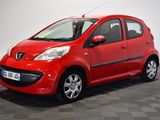 La petite voiture rouge est garée sur le sol à damier.