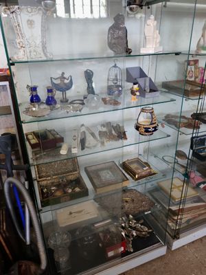 une vitrine en verre contenant de nombreux objets différents
