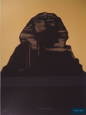 une photo en noir et blanc d'une statue de sphinx devant un ciel jaune