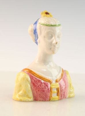 une figurine représentant une femme coiffée d'une couronne