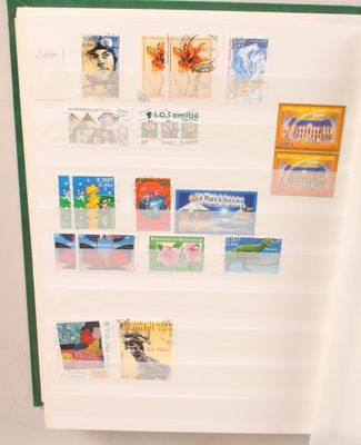 un réfrigérateur sur lequel sont collés tout un tas de timbres