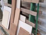 plusieurs morceaux de bois sont empilés sur une charrette dans un garage