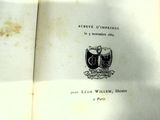 un livre ouvert sur lequel figure une image en noir et blanc représentant des armoiries