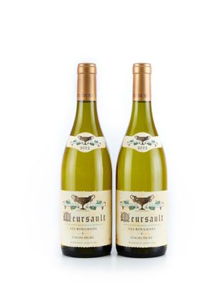 deux bouteilles de vin posées l'une à côté de l'autre sur une surface blanche
