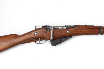 un vieux fusil avec un canon en bois et des viseurs métalliques