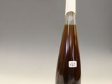 une bouteille de vin posée sur un comptoir