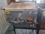 une boîte contenant un tas d'outils