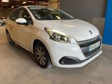 La voiture blanche est garée dans un garage avec d'autres voitures.