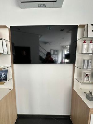un téléviseur accroché au mur dans une petite pièce