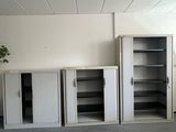 une pièce dans laquelle se trouvent de nombreuses armoires