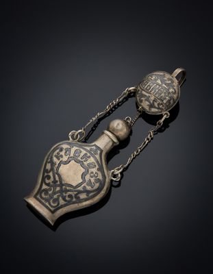 un collier ancien en argent et or, orné d'une bouteille en verre suspendue à une chaîne