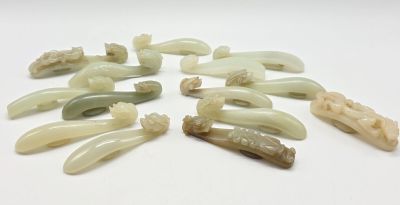 de nombreuses barrettes posées sur une surface blanche