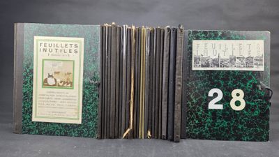 trois livres sont empilés sur une table