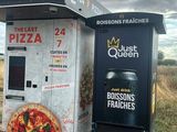 deux distributeurs automatiques au bord de la route