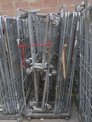 de nombreux caddies empilés les uns sur les autres