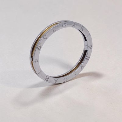 gros plan d'une bague sur une table à fond blanc