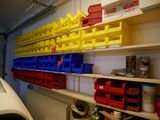 de nombreux bacs et conteneurs sur les étagères du garage