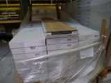 une pile de cartons posée sur une palette dans un entrepôt