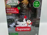 une décoration de Noël gonflable représentant un chien et un bonhomme de neige