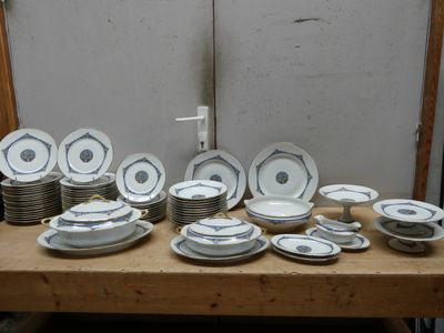 beaucoup d'assiettes et de bols sur une table