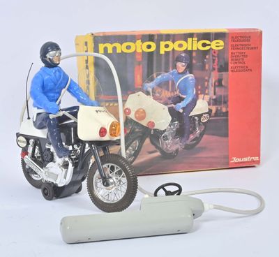une moto miniature avec un homme dessus et une boîte