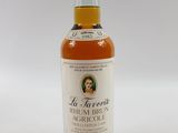 une bouteille de rhum brun avec une étiquette dessus
