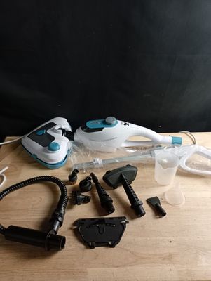 un fer à vapeur posé sur une table à côté d'autres objets