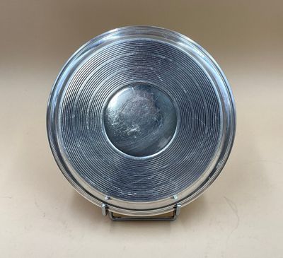 gros plan d'un objet métallique sur une table