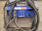 un petit chariot sur lequel sont posés tout un tas de fils