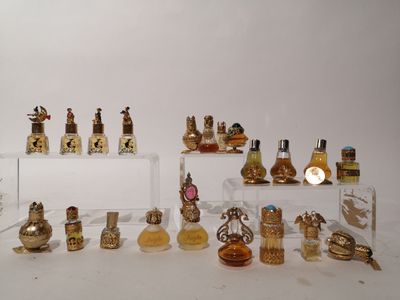 de nombreux flacons de parfum de toutes sortes exposés sur une étagère
