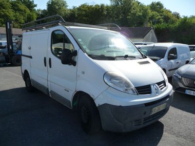une camionnette blanche garée dans un parking