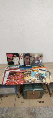 beaucoup de livres et de CD par terre