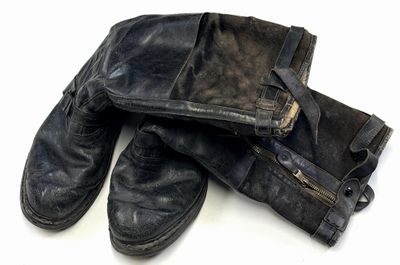 une paire de bottes noires posées l'une sur l'autre