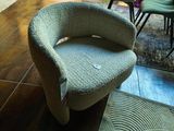 une chaise qui se trouve devant une cheminée
