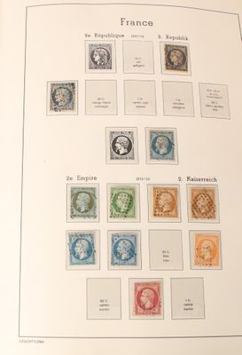 un livre avec un tas de timbres dessus
