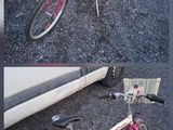 deux photos d'un vélo rose avec un panier à l'arrière