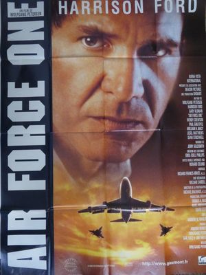une image d'une affiche du film « Air Force One » sur laquelle un homme regarde fixement la caméra