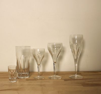 quatre verres à vin posés les uns à côté des autres sur une table