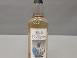une bouteille de whisky « Malt Pedigere » posée sur une table