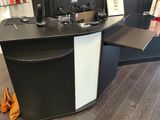 un homme assis à un bureau devant un ordinateur