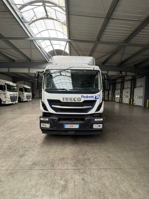un camion blanc garé à l'intérieur d'un bâtiment