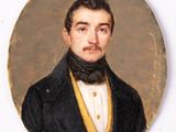 portrait d'un homme vêtu d'un manteau noir et d'un nœud papillon jaune