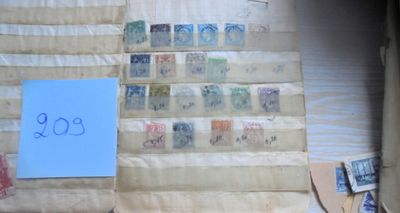 beaucoup de timbres sur le mur, à côté d'une feuille de papier