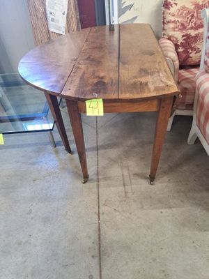 une petite table sur laquelle se trouvent une chaise et une lampe