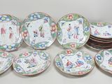 plusieurs assiettes aux motifs variés sont empilées les unes sur les autres