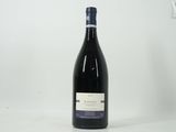 une bouteille de vin posée sur une table