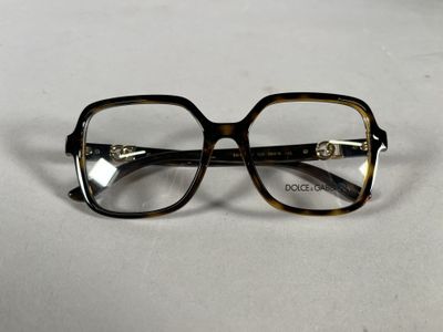 une paire de lunettes posée sur une surface blanche