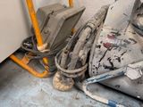une photo d'une pièce en désordre où s'entassent de nombreux outils