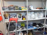 une pièce dans laquelle se trouvent une échelle, des étagères et d'autres objets